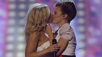 הנשיקה של המתמודדת מפינלנד, שהסעירה את האירוויזיון ב-2013