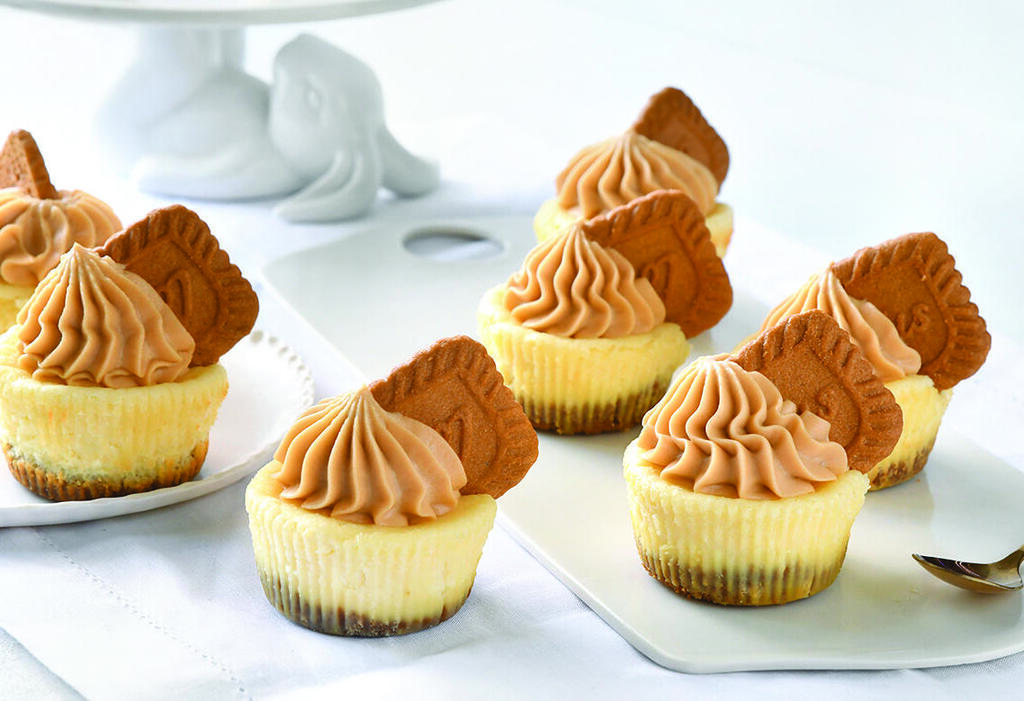 מיני עוגות גבינה עם קצפת לוטוס