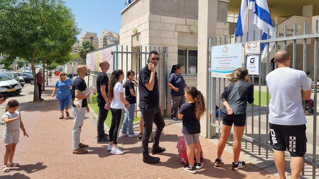 הורים הגיעו מוקדם להוציא את הילדים בזמן אזעקות במרכז