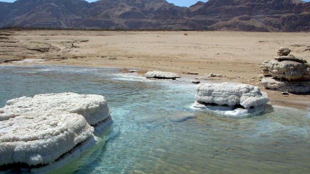 Обмельчавшее Мертвое море (Фото: Ноам Бадин) ים המלח - נסיגה המתועדת באיזור אחד שצולם לאורך כמה שנים