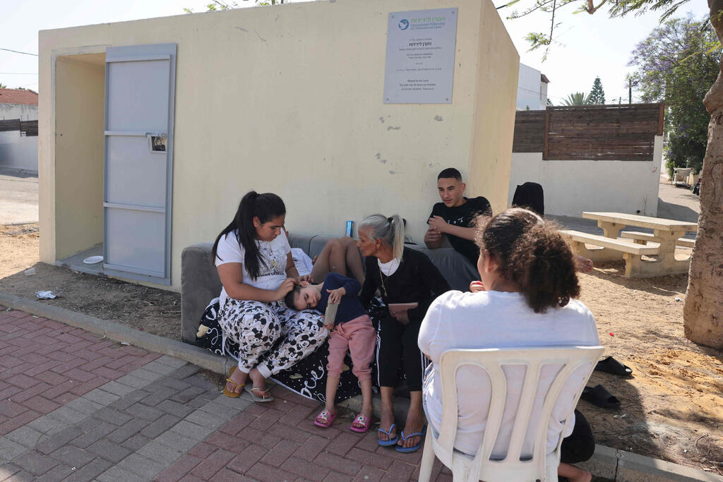 יפו אנשים תופסים מחסה ב מרחב מוגן בניין אזעקה ירי רקטה רקטות עזה מבצע חץ ו מגן ירוטים בכיפת ברזל רקטות טילים