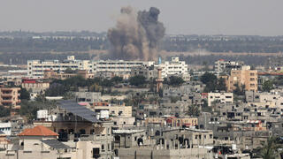 ענני עשן מהתקיפות בעזה