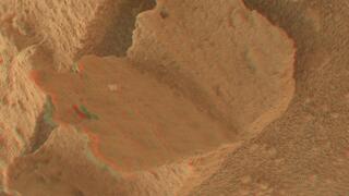 הצילום של הסלע בצורת הספר הפתוח, שהתגלה על מאדים על ידי הרובר קיוריוסיטי (תמונה בטכנולוגיית אנגליף שיוצרת אשליה אופטית של מראה תלת-ממדי)