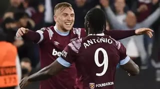 מיקאיל אנטוניו וג'ארוד בואן חוגגים