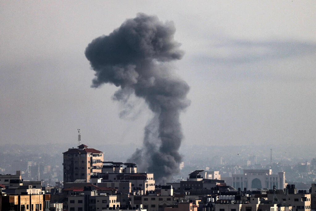 Israeli airstrike in Gaza (Photo: AFP) ענני עשן מהתקיפות בעזה