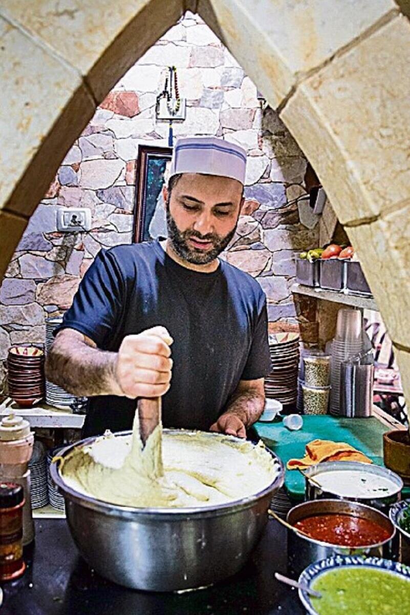 מקדש החומוס במסעדת אבו כאמל