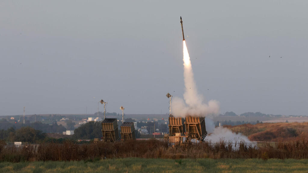Iron Dome missiles launched to intercept Gaza rockets (Photo: AFP) כיפת ברזל בפעולה בעוטף עזה