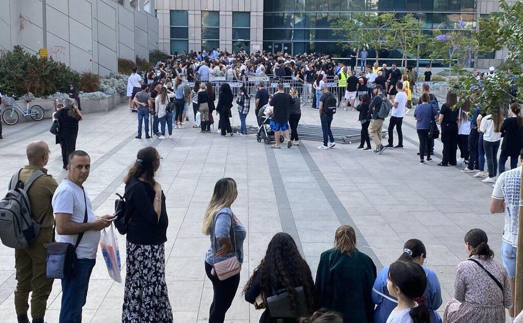 Очередь в отделение МВД в Тель-Авиве. 14 мая 2023 г. (Фото: Моти Кимхи) תורים להוצאת דרכון בתל אביב