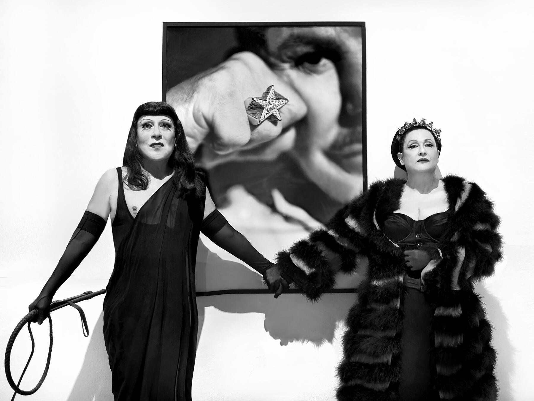 סטלה אליס עמר וג'ואי אריאס בתערוכה של מוגלר במוזיאון ברוקלין