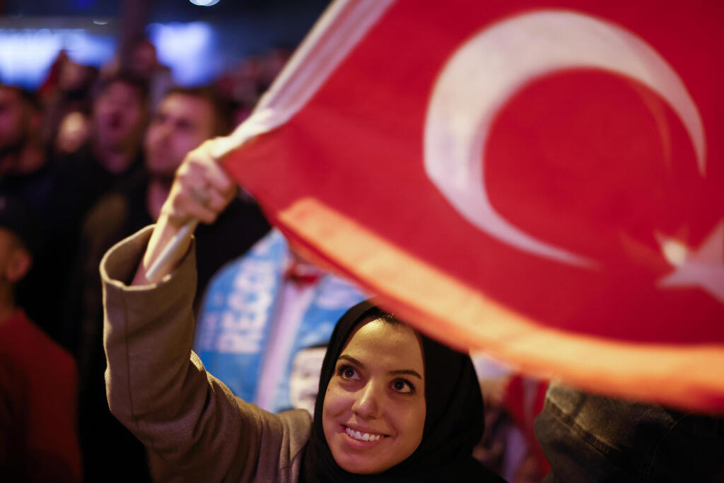 בחירות טורקיה תומכים ליד מטה מפלגת השלטון של רג'פ טאיפ ארדואן איסטנבול