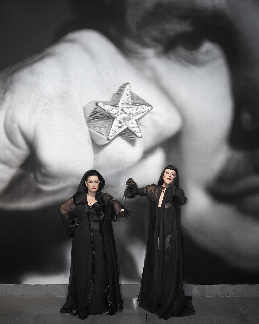 סטלה עמר אליס וג'ואי אריאס בתערוכה של מוגלר במוזיאון ברוקלין