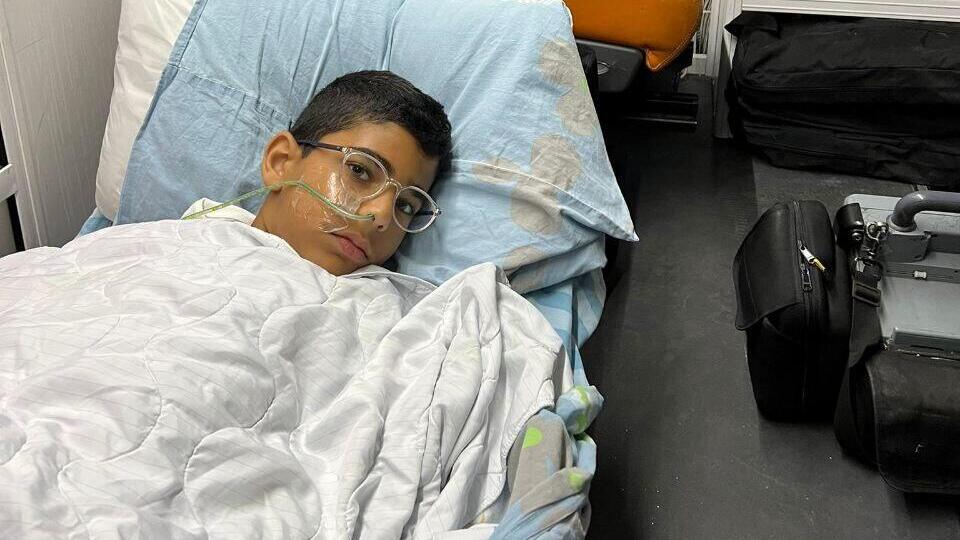 Эвьятар Пинто в больнице после падения с велосипеда (Фото: семейный архив) אביתר פינטו, נפגע מכידון האופניים