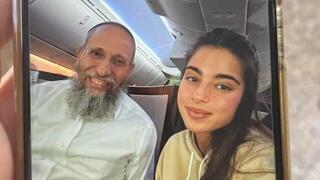 הצילום של נועה קירל לצד הרב רימון במטוס