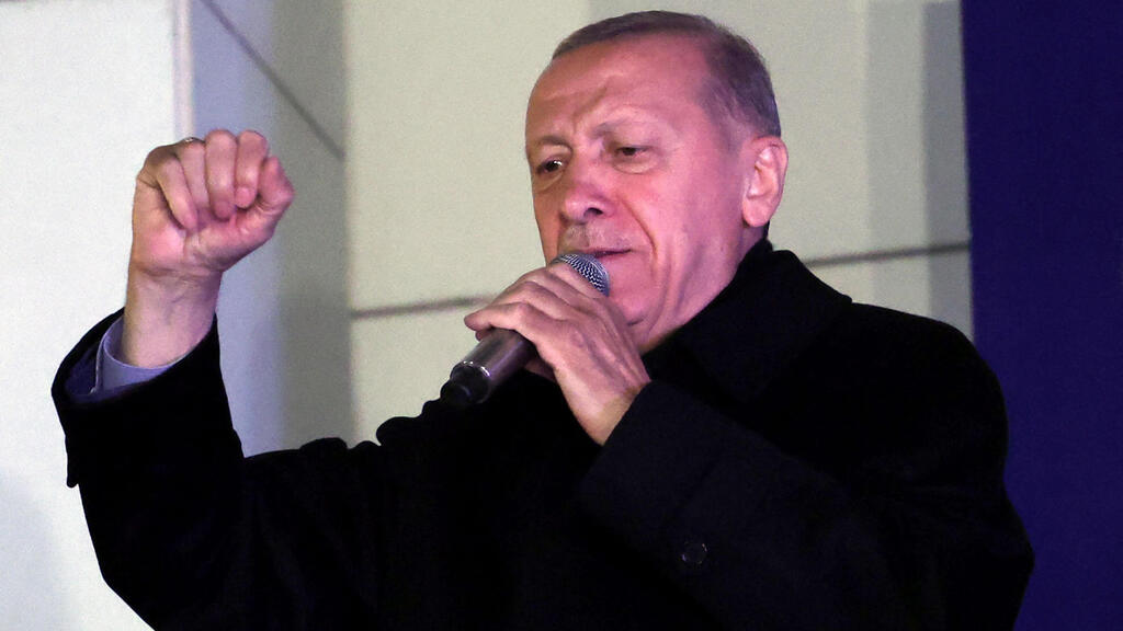 בחירות טורקיה מטה מפלגת השלטון של רג'פ טאיפ ארדואן נאום מרפסת