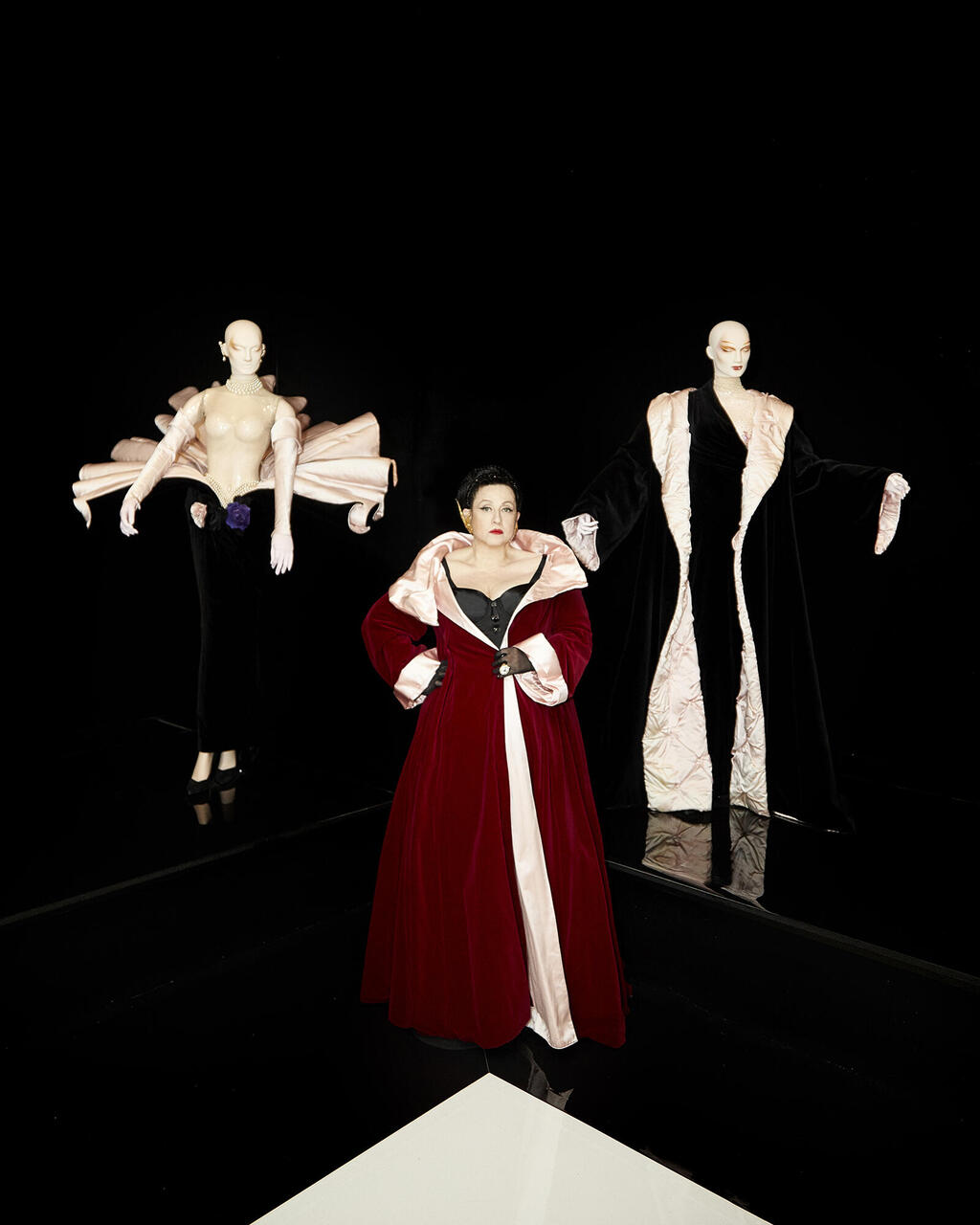 סטלה אליס עמר בתערוכה של מוגלר במוזיאון ברוקלין