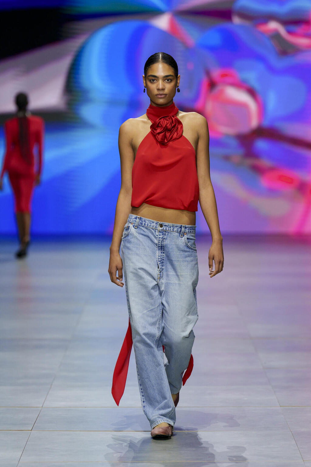 מיה סאול מדגמנת בתצוגה של עידן לרוס בשבוע האופנה קורנית FAC תל אביב 2023