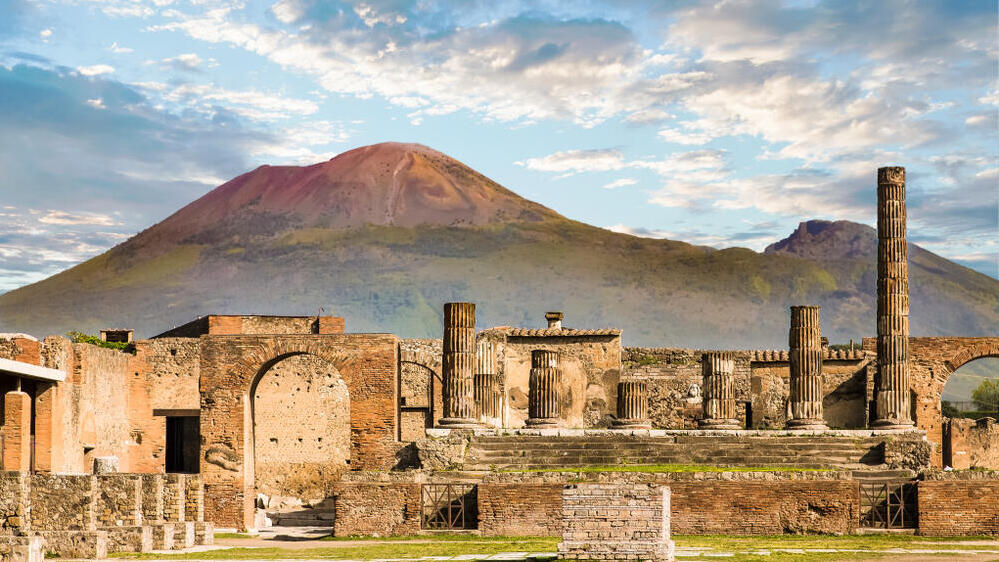 העיר הרומית העתיקה פומפיי למרגלותיו של הר הגעש וזוב