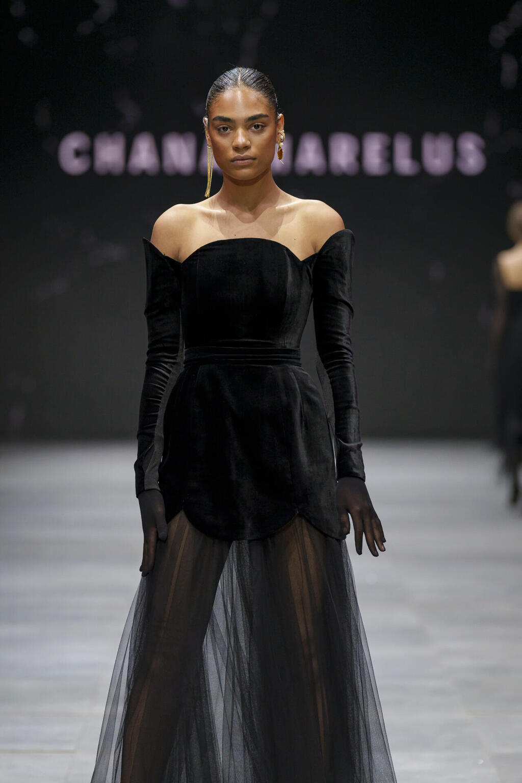 מיה סאול מדגמנת בתצוגה של חנה מרילוס בשבוע האופנה קורנית FAC תל אביב 2023