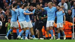 שחקני מנצ'סטר סיטי חוגגים