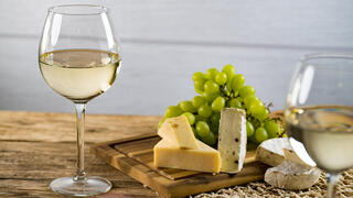 גבינה ויין