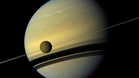 טיטאן ועוד 144. בינתיים. הירח הגדול של שבתאי על רקע כוכב הלכת וטבעותיו בצילום של החללית קסיני