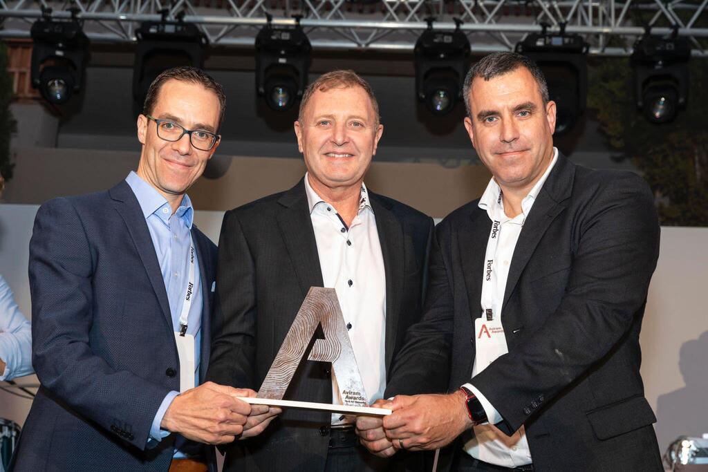 גיל דוידמן, מנכ"ל QD-SOL שזכתה בתחרות (מימין) לצד זיו אבירם ואריק גנור, סגן נשיא החברה הזוכה