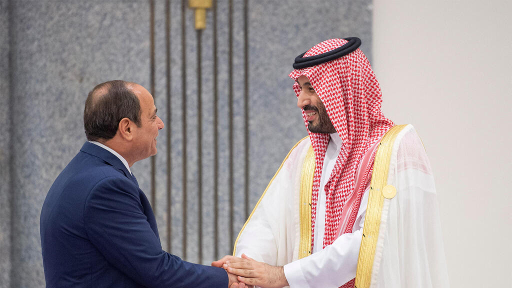 נשיא מצרים עבד אל פתאח א סיסי עם יורש העצר מוחמד בן סלמאן ב פסגת הליגה הערבית ב ג'דה סעודיה