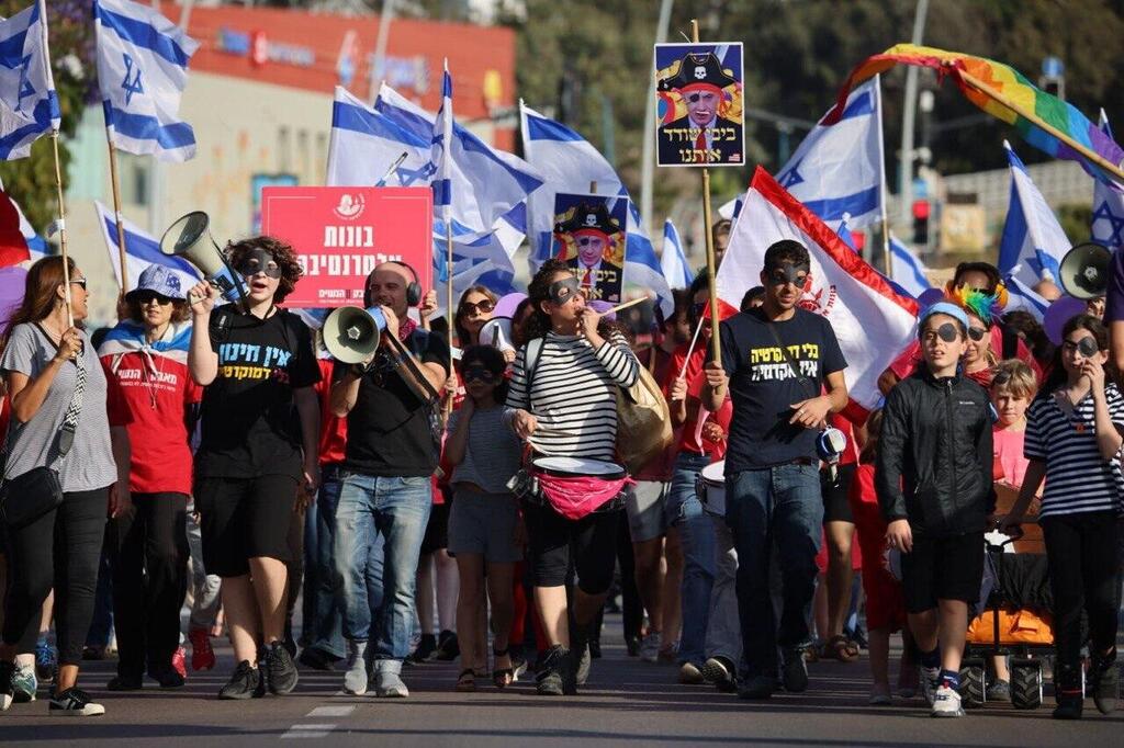 הפגנה נגד ההפיכה המשפטית ברחובות