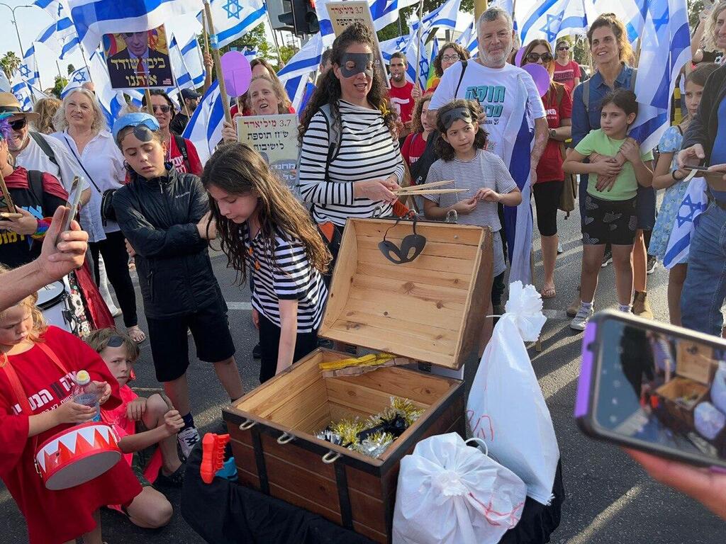 הפגנה נגד ההפיכה המשפטית ברחובות