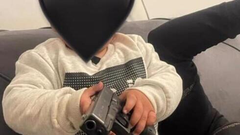 Малыш с пистолетом - фото в инстаграме 