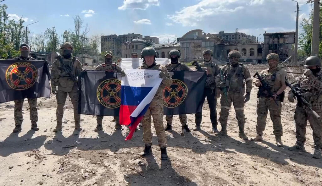 Пригожин и его бойцы в Бахмуте (Фото: AFP ) רוסיה יבגני פריגוז'ין ראש קבוצת וגנר ב בחמוט אוקראינה