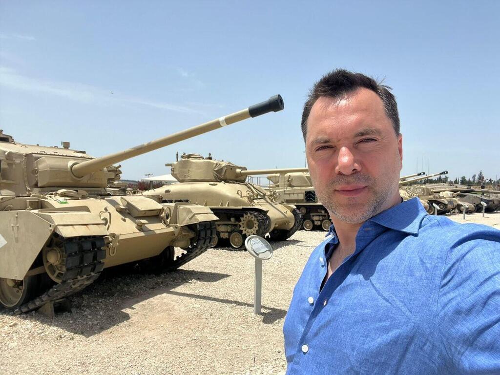 Алексей Арестович в военном музее Израиля в Латруне 
