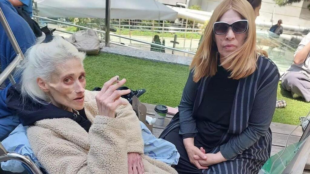 Карин Бауман (слева) с матерью в последние годы жизни (Фото: личный архив) יהודית באומן קארין באומן