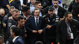 המשטרה ממלטת את נשיא המדינה הרצוג בגמר הגביע