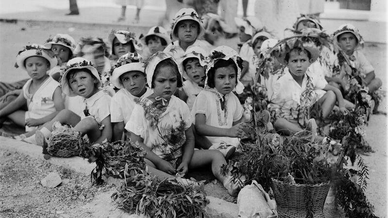 Jerusalem - Bringing fruits by the kindergartens, 1930 