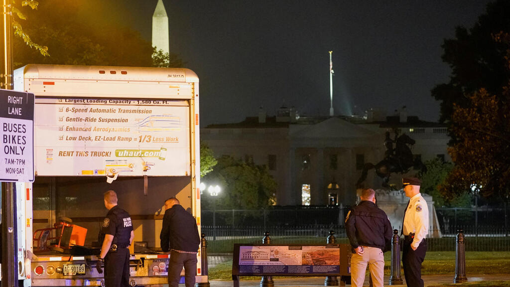משאית שהתנגשה במחסום ליד הבית הלבן וושינגטון די.סי ארה"ב
