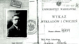 תעודה של סטודנט יהודי כשבחלק השמאלי העליון של התעודה כתוב בפולנית: "מקום בספסלים מיוחדים בלבד".