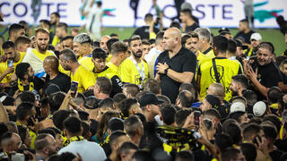 שחקני בית"ר ירושלים בזמן פריצת האוהדים לדשא בגמר הגביע