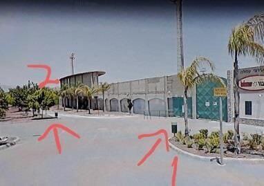 תמונת איצטדיון עירוני עפולה על גביה סימן חצים לעבר פחים בהם ניתן להניח מטענים