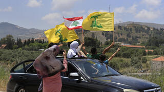 דגל חיזבאללה מול מטולה בדרום לבנון