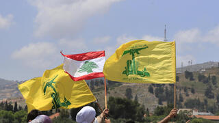 דגל חיזבאללה מול מטולה בדרום לבנון