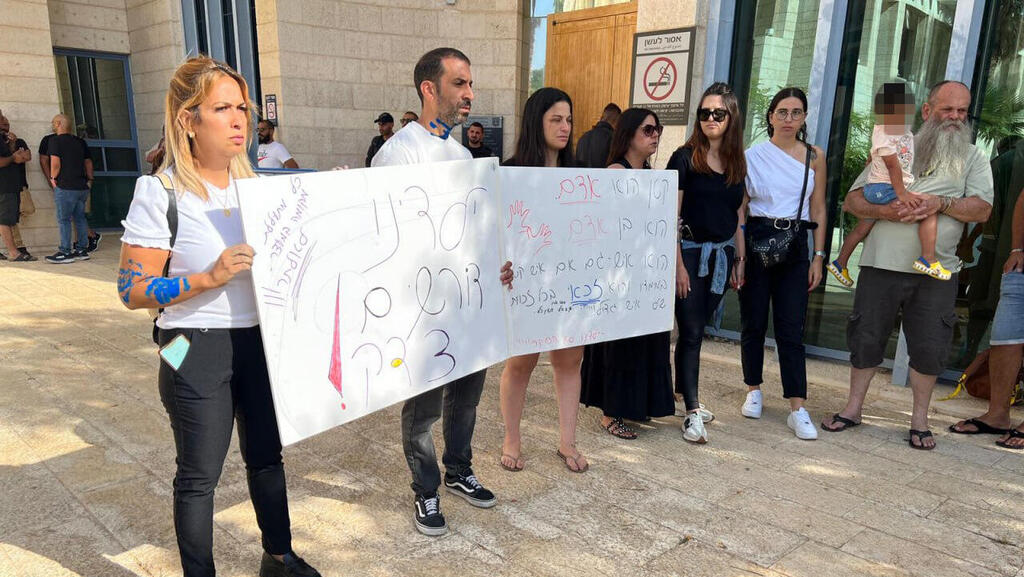 הורים מפגינים מחוץ לבית המשפט השלום באילת בזמן הארכת המעצר לגננת