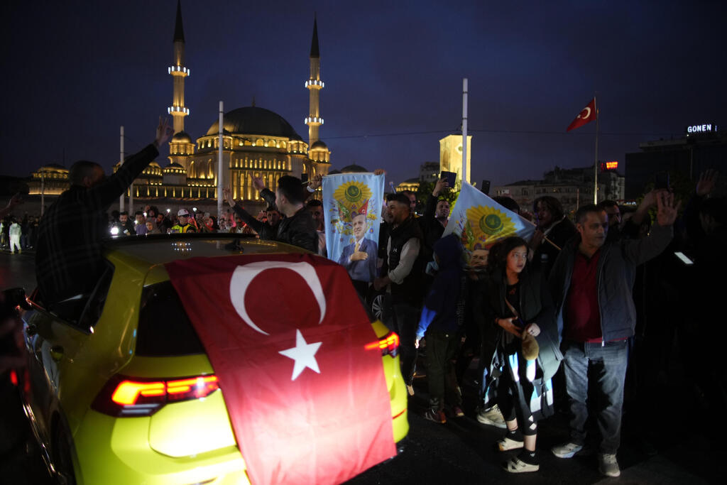 תומכים של רג'פ טאיפ ארדואן חוגגים באיסטנבול
