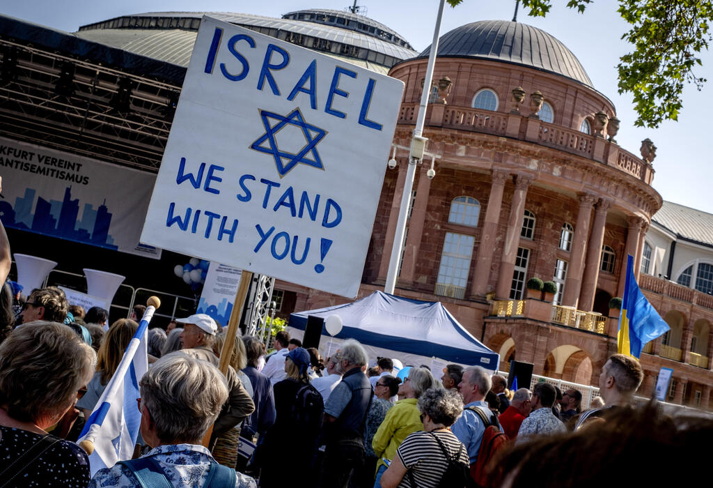 Frankfurt Jews protest Roger Water's concert 