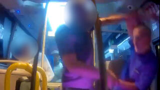 תיעוד: נוסע תוקף נהג אוטובוס בקו 480 של אגד
