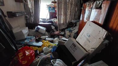 Дом пенсионера завален мусором (פרטי) תושב קרית שמואל חי בהזנחה וזוהמה