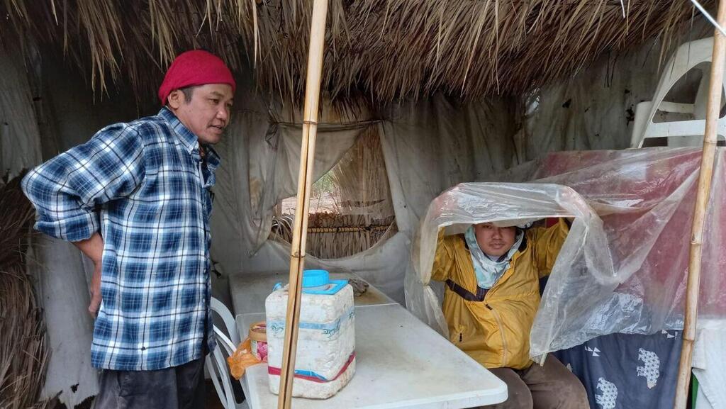 Рабочие из Таиланда укрываются от дождя в Араве (Фото: Хила Эльбаз, региональный совет Ха-Арава ха-Тихона) גשם ושרב באמצע מאי בערבה התיכונה