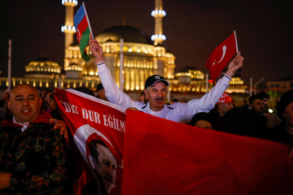 תומכים של רג'פ טאיפ ארדואן חוגגים באיסטנבול