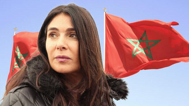 Мири Регев на фоне флага Марокко 