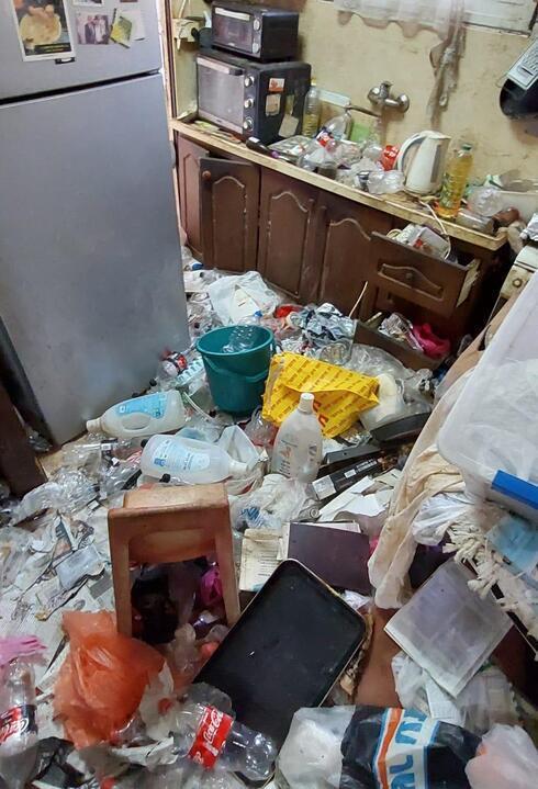Дом пенсионера завален мусором תושב קרית שמואל חי בהזנחה וזוהמה